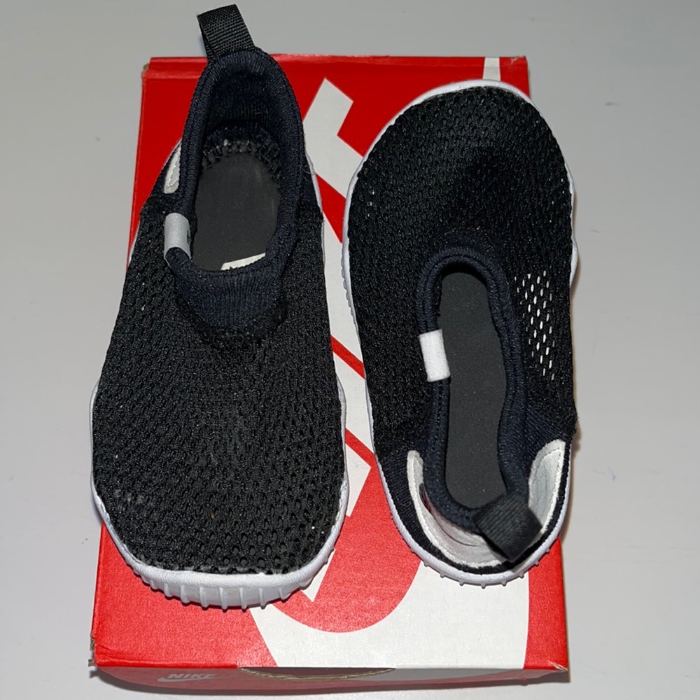 Nike aqua sock (swimming shoes) boy/girl size 6C